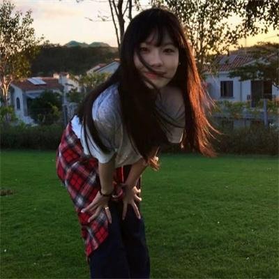 采蘑菇的夫妻海报