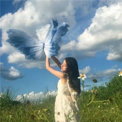 纯真小镇的夫人海报